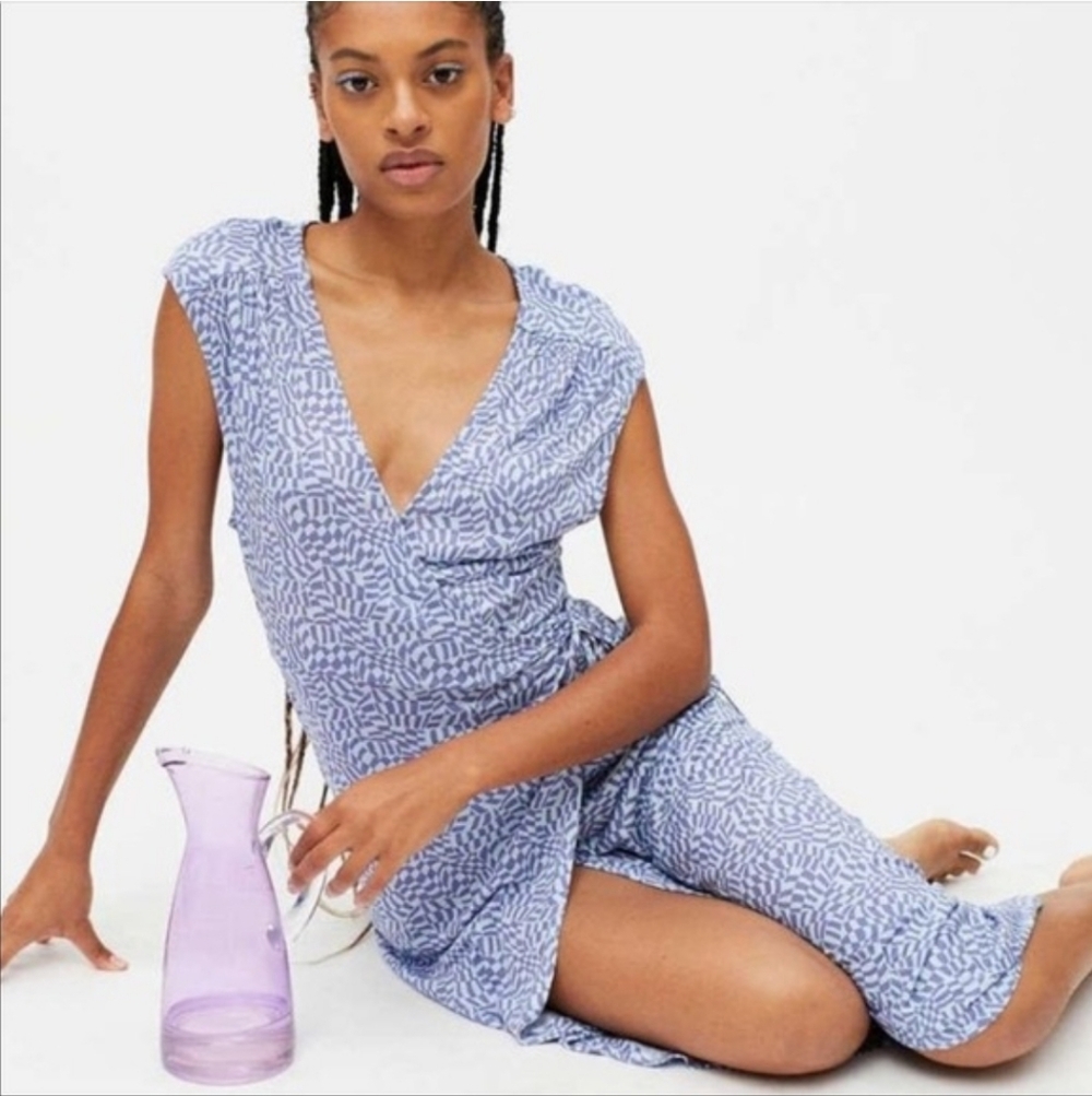 Urban Outfitters Women's Zina Geometric Retro Wrap V-Neck Midi Dress Blue Large